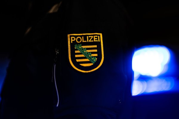«Corona-Spaziergang»: Polizist aus Beamtendienst entfernt (Symbolbild). - © Robert Michael/dpa