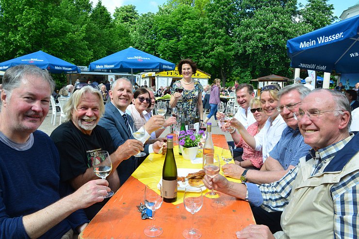 Genießen eine guten Wein: Anne Oelers-Albertin (Mitte), stellvertretende Vorsitzende des „Bad Meinberg e.V.“, hob im vergangenen Jahr das Glas gemeinsam mit (von links) Stefan Ippig, Reinhard Gerke, Bürgermeister Stefan Rother, Silke Rother, Andreas Mickel, Frank Alexander, Angela Mickel, Ludmilla Gutjahr, Wolfgang Diekmann und Hans-Jürgen Jansen. Archivfoto: LZ - © asdas