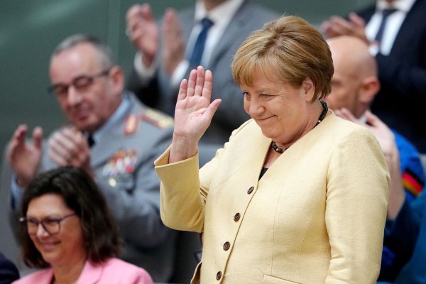 Beim gescheiterten ersten Kanzler-Wahlgang von Friedrich Merz saß Angela Merkel auf der Ehrentribüne. Beim zweiten Anlauf fehlte die Altkanzlerin. Die Gratulation kam später auf einem anderen Weg. - © Kay Nietfeld/dpa