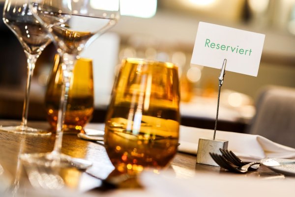 Wer im Restaurant einen Tisch reserviert und nicht erscheint, wird manchmal vom Wirt zur Kasse gebeten. (Archivbild) - © Christoph Reichwein/dpa