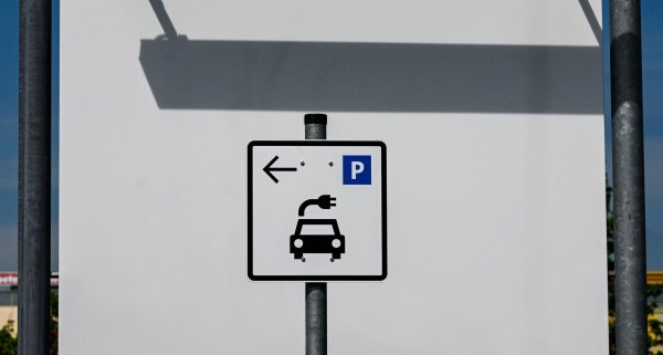 Die Zahl der Neuzulassungen von E-Autos in Deutschland zieht wieder an. (Archivbild) - © Jens Kalaene/dpa