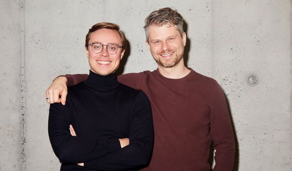 Die beiden Mitbegründer des Berliner KI-Start-ups Parloa Malte Kosub (l) und Stefan Ostwald. - © Parloa/dpa