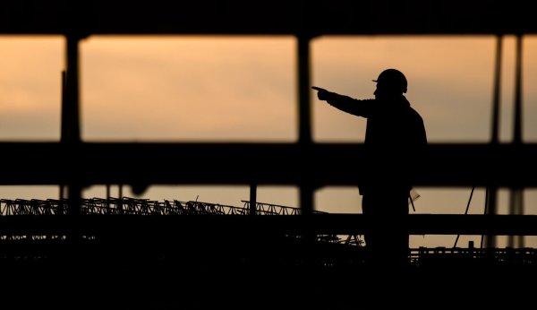 Die Betriebe in Deutschland leiden weiter unter Fachkräftemangel. (Archivbild) - © Julian Stratenschulte/dpa