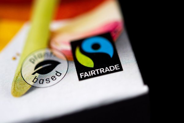 Wenn dieses Siegel auf einer Verpackung ist, soll der Inhalt fair produziert und gehandelt sein - so das Versprechen des Vereins Fairtrade. - © Sina Schuldt/dpa