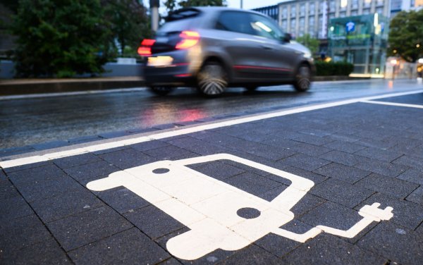 Steigende Rabatte machen Elektroautos billiger. (Archivbild) - © Julian Stratenschulte/dpa