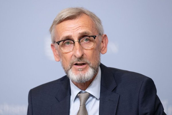 Innenminister Armin Schuster lehnt nach AfD-Einstufung anlasslose Gesinnungsprüfung für Beamte mit AfD-Mitgliedschaft ab. (Archivbild) - © Sebastian Kahnert/dpa