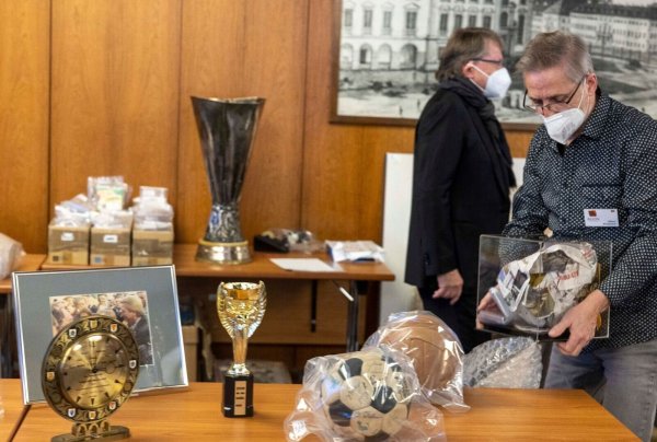 Mehr als 500 Einzelstücke aus dem Nachlass von Fußball-Weltmeister Horst Eckel werden für die Versteigerung im Hotel «Maritim» vorbereitet. - © Helmut Fricke/dpa