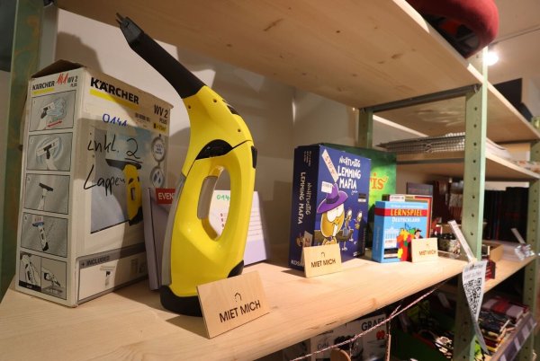 Das Zukunftshaus in Würzburg hat ein Reinigungsgerät und Brettspiele im Angebot. - © Karl-Josef Hildenbrand/dpa