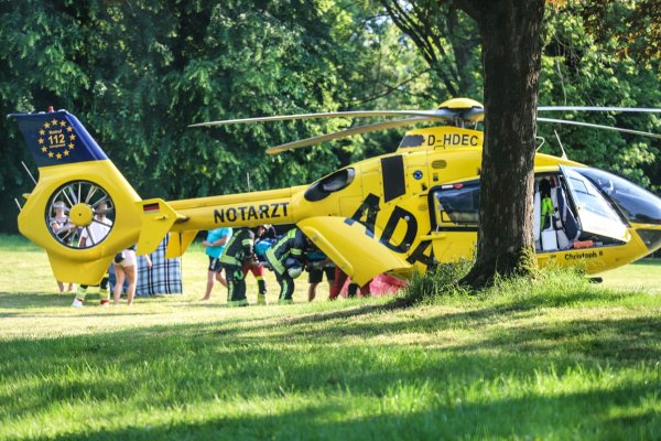 Ein Rettungshubschrauber ist im Naturbad am See im Einsatz. - © Alex Talash/dpa