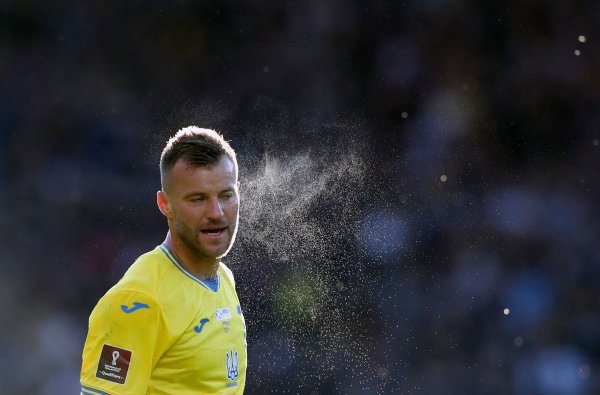 Ukraine-Kapitän Andrij Jarmolenko will den Fans beim Benefizspiel gegen die deutsche Nationalmannschaft etwas Positives geben. - © Scott Heppell/AP/dpa