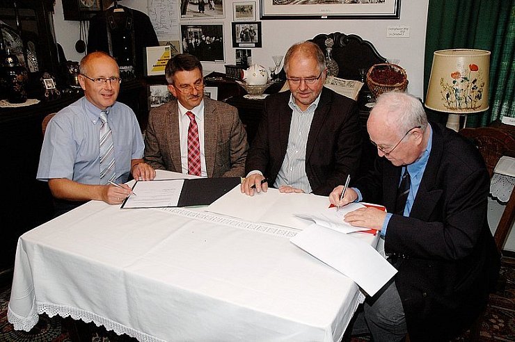 (von links) Hauptamtsleiter Frank Rayczik, Bürgermeister Ulrich Knorr sowie Heinz Kriete und Joachim Burchart. - © Foto: Brinkmeier