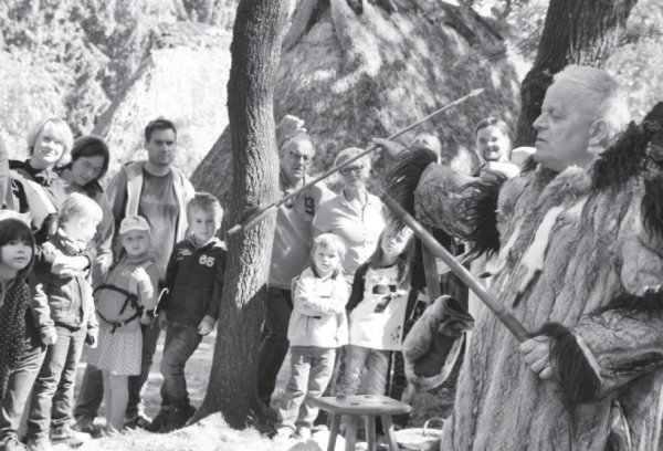 Geschichte „live“: Ein Darsteller im Freilichtmuseum erklärt die Rentierjagd. - © Archiv