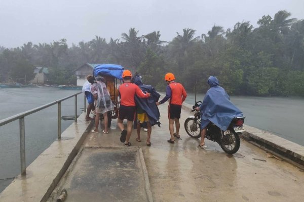 Auf der Flucht vor Supertaifun «Fung-Wong» haben fast eine Million Bewohner der Philippinen ihre Häuser verlassen müssen. - © Uncredited/PHILIPPINE COAST GUARD/AP/dpa