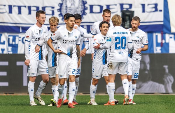 Sebastian Klaas (r, SC Paderborn 07) jubelt mit Teamkollegen nach seinem Treffer zum 1:0. - © Andreas Gora/dpa