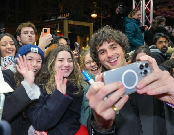 Nahbar, lieb, süüüüß: Schauspieler Jacob Elordi macht auch mal Selfies mit Fans. (Archivbild) - © Soeren Stache/dpa