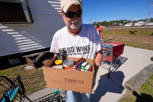 Wegen der unsicheren Lage spenden viele Amerikaner nun Lebensmittel - wie hier im Bundesstaat Missouri. (Archivbild) - © Lynne Sladky/AP/dpa