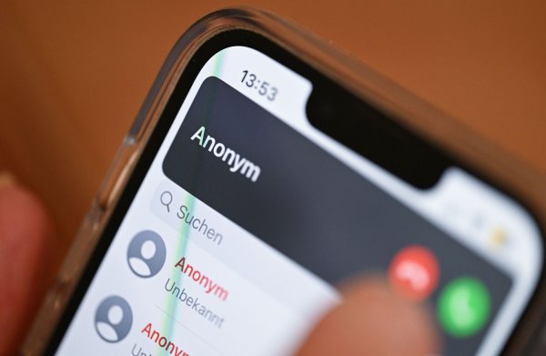 Betrüger rufen gezielt ältere Menschen an und gaukeln Notlagen von ihnen nahestehenden Menschen vor, um an ihr Geld zu kommen. (Symbolbild) - © Bernd Weißbrod/dpa