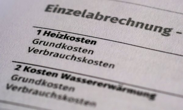 Mietervereine melden weiter viele Anfragen wegen Nachforderungen von Heizkosten. (Symbolbild) - © Jens Kalaene/dpa
