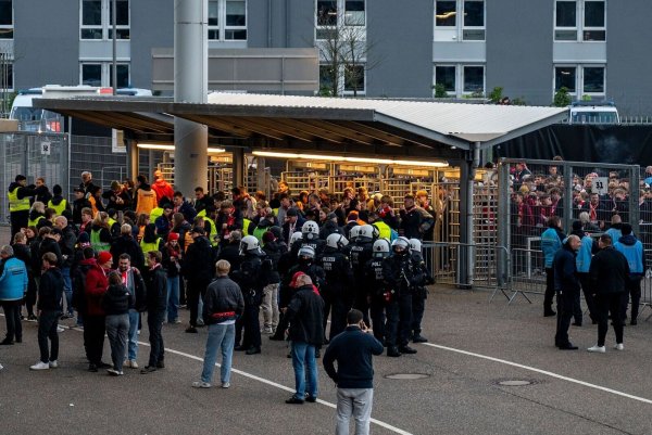 Einsatzkräfte kontrollieren Kölner Fans. - © David Inderlied/dpa