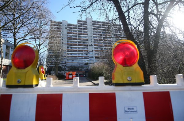Absperrungen standen vor über acht Jahren bei der Räumung vor dem Hochhauskomplex Hannibal in Dortmund. (Archivbild) - © Ina Fassbender/dpa