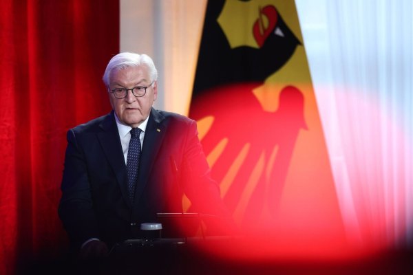 Bundespräsident Frank-Walter Steinmeier sieht die Demokratie bedroht. - © Maryam Majd/Pool AP/dpa