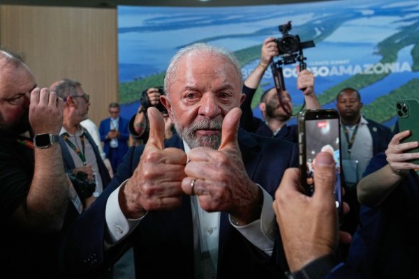 Verbreitet Zuversicht und strahlt Entschlossenheit aus: Brasiliens Präsident Lula. - © Eraldo Peres/AP/dpa