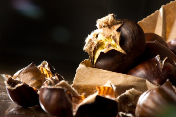 Maroni aus dem Ofen - © Foto: Franziska Gabbert/dpa-tmn