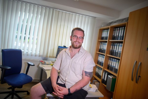 Jens Klie ist Sozialarbeiter und Suchttherapeut in Ausbildung beim Caritasverband Südniedersachsen. - © Klaus-Dietmar Gabbert/dpa-tmn