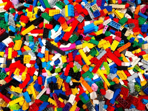 Das Geschäft mit den bunten Lego-Steinen läuft rund. - © Steffen Trumpf/dpa