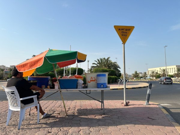 Straßenverkäufer wie Ali Habib gibt es in Kuwait draußen wegen der Hitze kaum. - © Johannes Sadek/dpa