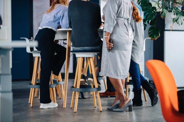 Mit engen Freunden ist ein Gespräch über das Gehalt kein Problem. Der Arbeitgeber kann in der Regel auch nicht verbieten, sich mit Kolleginnen und Kollegen über das Thema auszutauschen. - © Zacharie Scheurer/dpa-tmn