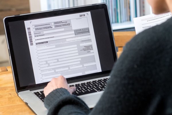 Drei Viertel der Firmen können in der Rechts- und Steuerberatung nicht genügend qualifiziertes Personal finden. (Illustration) - © Benjamin Nolte/dpa-tmn/dpa