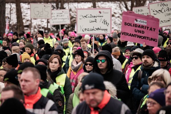 Gedrückte Stimmung zu Beginn der Tarifverhandlungen: Die Gewerkschaften gedachten der Opfer von München. - © Carsten Koall/dpa