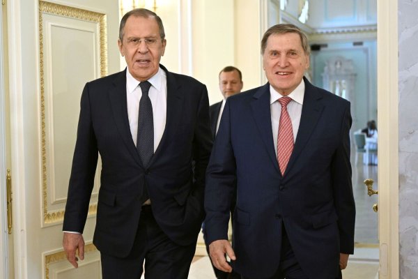 Der russische Außenminister Sergej Lawrow (l.) und der außenpolitische Berater des russischen Präsidenten Juri Uschakow sind für Gespräche mit US-Außenminister Marco Rubio nach Saudi-Arabien gereist. (Archivbild) - © Pavel Bednyakov/RIA Novosti/AP/dpa