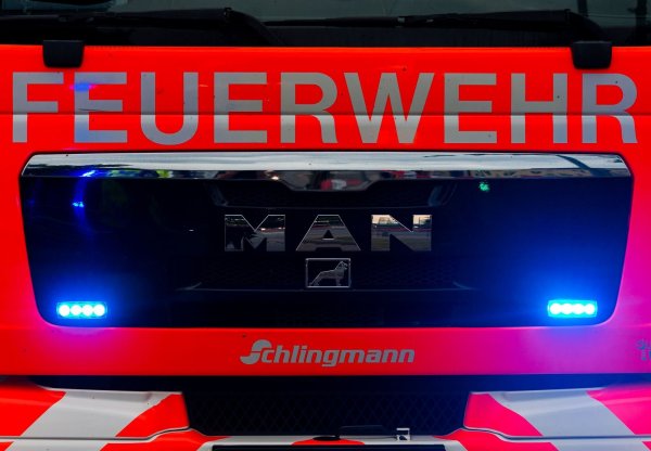 Im Schlafzimmer eines 54-Jährigen bricht ein Feuer aus. (Symbolbild) - © Mohssen Assanimoghaddam/dpa