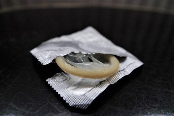 Kondome gelten nach wie vor als eine sichere Schutzmaßnahme gegen sexuell übertragbare Krankheiten. (Symbolbild) - © Ann-Marie Utz/dpa