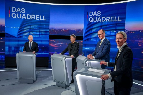 Die Kanzlerkandidaten Olaf Scholz (SPD); Robert Habeck (Grüne), Friedrich Merz (CDU) und Alice Weidel (AfD) beharkten sich in einer Talkrunde bei RTL und ntv. - © Kay Nietfeld/dpa-Pool/dpa