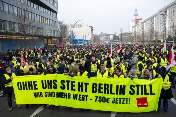 Mit Kundgebungen und Warnstreiks erhöht die Gewerkschaft den Druck auf die Arbeitgeber. (Archivbild) - © Soeren Stache/dpa