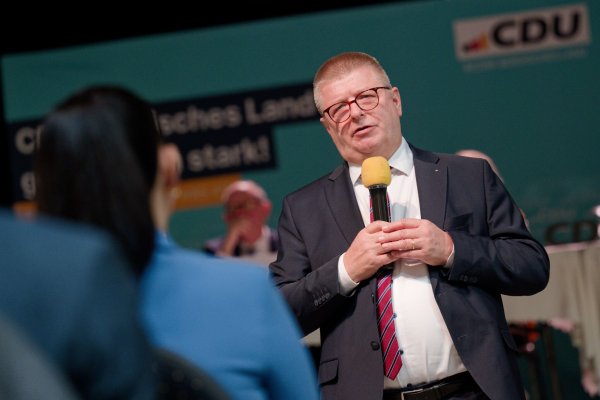 Dass der frühere Verfassungsschutzpräsident, Thomas Haldenwang, für die CDU in Wuppertal kandidiert, finden einige Innenpolitiker, die ihn früher als Behördenleiter kannten, nicht gut. (Archivbild) - © Henning Kaiser/dpa