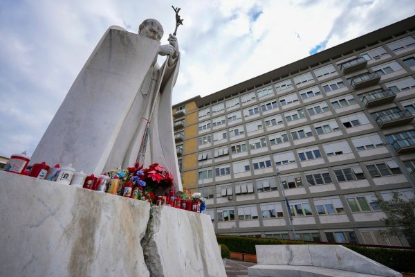 Papst Franziskus muss länger im Gemelli-Krankenhaus bleiben, wo auch schon sein Vorvorgänger Johannes Paul II. behandelt wurde. An den polnischen Papst erinnert dort heute ein Denkmal. - © Andrew Medichini/AP/dpa