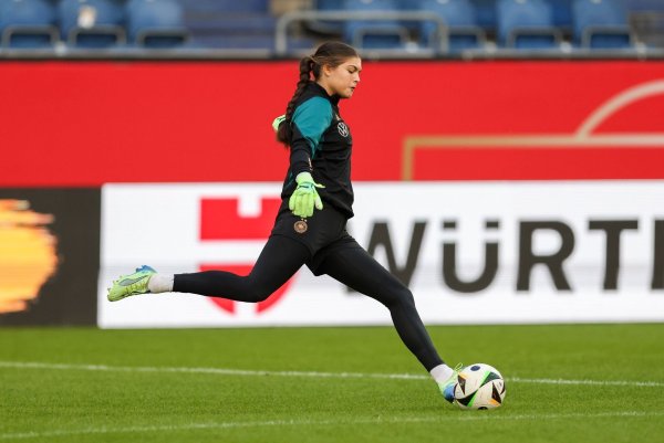 Spielt vom Sommer an in Frankfurt: Essens Keeperin Sophia Winkler. - © Christoph Reichwein/dpa