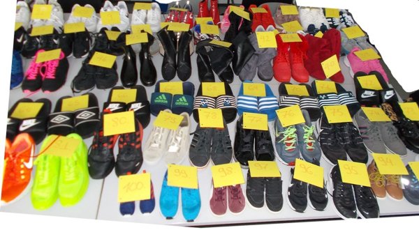 Die Schuhpaare wurden in eine Altenessener Wache gebracht. Bestohlene haben nun die ganze Woche die Möglichkeit, dort ihren Schuh zu erkennen und mitzunehmen. - © Polizei Essen/dpa