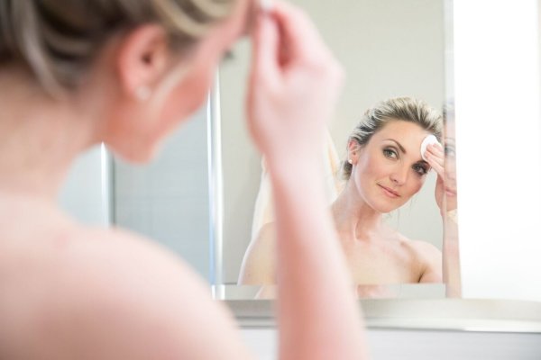 «Double Cleansing»: Die Methode kann besonders für Menschen mit fettiger Haut oder starkem Make-up-Konsum von Vorteil sein. - © Christin Klose/dpa-tmn