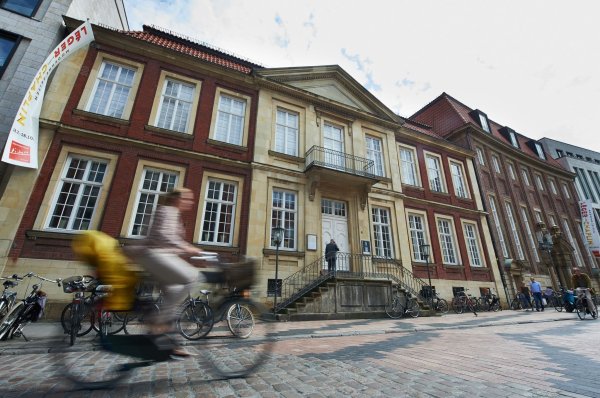 Das Kunstmuseum Pablo Picasso steht in der Innenstadt von Münster. In diesem Jahr wird es 25 Jahre alt und lädt ein zu einer Sonderschau über Chagall. (Archivbild) - © Bernd Thissen/dpa