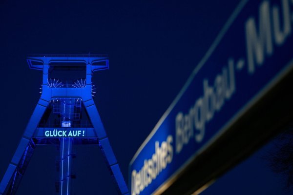 Ein farbiges Spektakel bei Einbruch der Nacht. - © Fabian Strauch/dpa