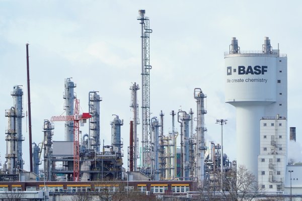 Der Chemiekonzern BASF kommt mit seinem Konzernumabau voran (Archivbild) - © Uwe Anspach/dpa