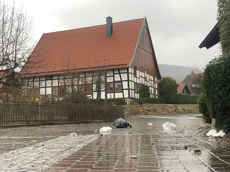 In Brakelsiek wurde der Müll noch nicht abgeholt. Der Wind hat ihn quer über die vereiste Einfahrt verteilt. - © Silke Buhrmester