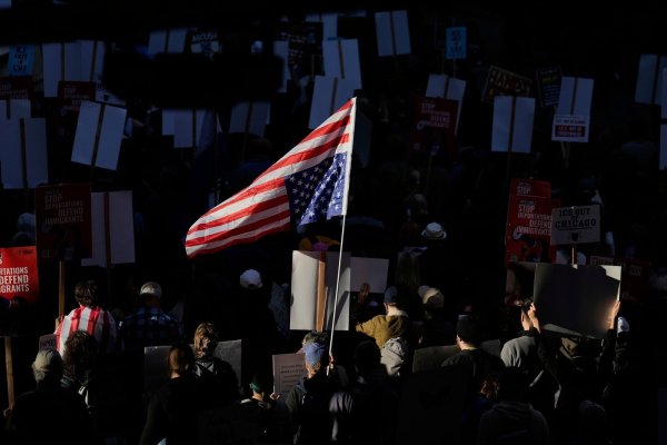 Viele in Chicago protestieren gegen Trump. - © Carolyn Kaster/AP/dpa
