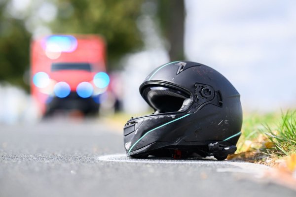 Der Motorradfahrer kam schwer verletzt ins Krankenhaus. (Symbolbild) - © Julian Stratenschulte/dpa