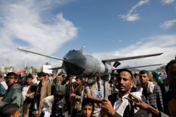 Seit Beginn des Gaza-Kriegs im Oktober 2023 greift die jemenitische Huthi-Miliz Israel regelmäßig mit Raketen und Drohnen an – als Ausdruck ihrer Solidarität mit der islamistischen Hamas. (Archivbild) - © Osamah Abdulrahman/AP/dpa